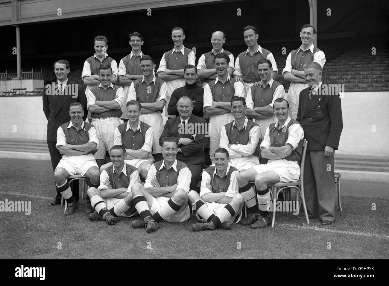 Arsenal team group: (back row, l-r) Alex Forbes, Joe Wade, Les Smith, George Male, Denis Compton, Joe Mercer; (middle row, l-r) Jack Crayston, Reg Lewis, Alf Fields, George Swindin, Les Compton, Ian McPherson, trainer Billy Milne; (front row, l-r) Laurie Scott, Archie MacAulay, manager Tom Whittaker, Ronnie Rooke, Wally Barnes; (on floor, l-r) Bryn Jones, Don Roper, Jimmy Logie Stock Photo