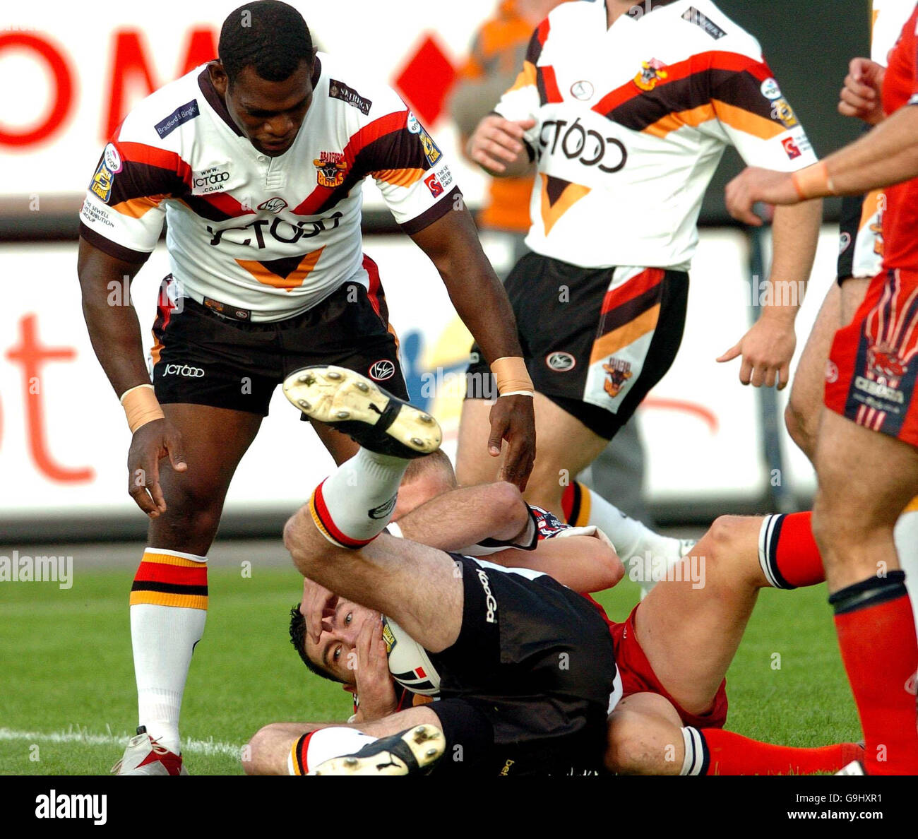 Bradford Bulls' Michael Withers scores against Salford Reds during the Engage Super League play-off at Odsal Stadium, Bradford. Stock Photo