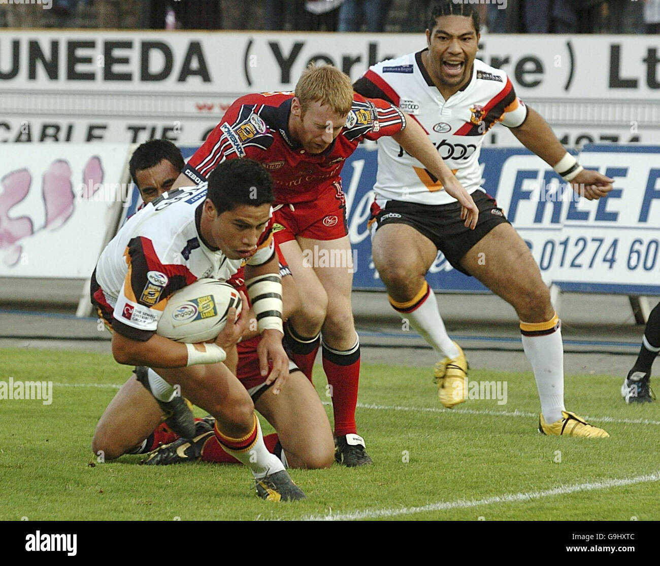Bradford's Shontayne Hape (left) goes over for their 3rd try during the Engage Super League play-off at Odsal Stadium, Bradford. Stock Photo