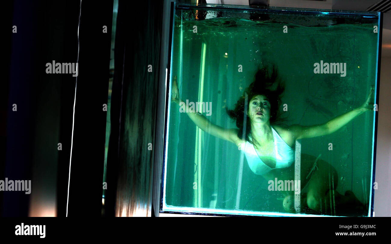 Artist anna vickers goes underwater hi-res stock photography and images ...
