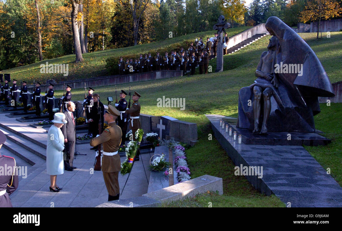 Britains Queen Elizabeth II, accompanied by the Duke of Edinburgh during a wreath laying at the Anatakalnio Cemetery, Vilnius, Lithuania. A memorial for those who died for Lithuanian Independence in 1991. Where the Queen paid tribute to the Baltic States today, saying they had blossomed after emerging from the shadow of the Soviet Union. She said that Lithuania, Latvia and Estonia had taken up their rightful places in the EU, and that the transformation of the countries had few parallels in Europe. Stock Photo