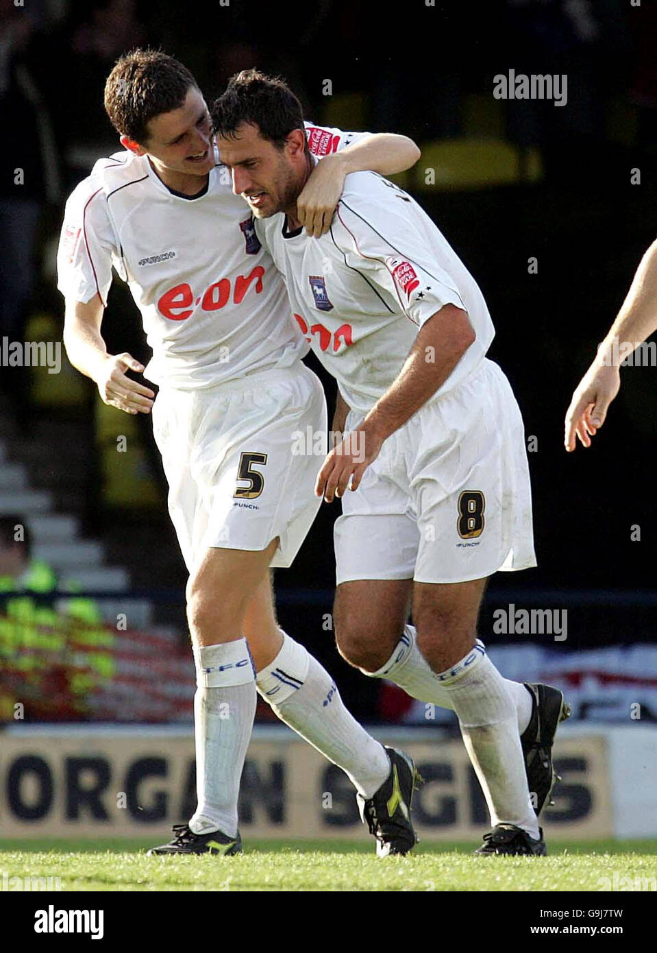 Southend's Sylvain Legwinski (right) celebrates scoring a goal against Ipswich Town during the Coca-Cola Championship match at Roots Hall, Southend-on-Sea. Stock Photo