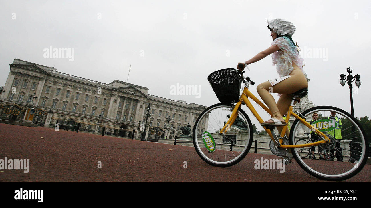 Inaugural palace to palace charity bike ride hires stock photography and images Alamy