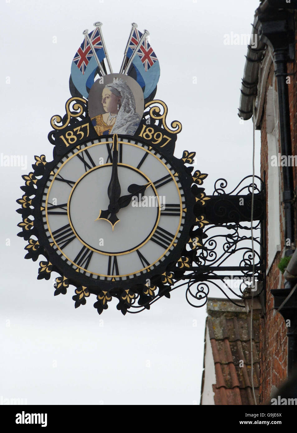 The Tolsey Clock in Wotton-under-Edge, Gloucestershire as clocks go back one hour at 2am on Sunday. PRESS ASOCIATION Photo. Picture date: Friday October 27, 2006. Photo credit should read: Barry Batchelor/PA Stock Photo
