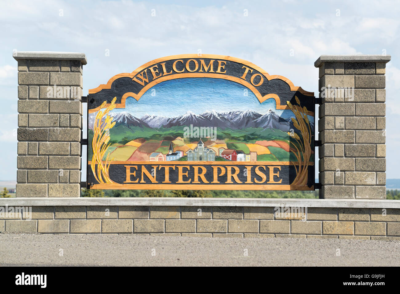 Artistic welcome sign to the town of Enterprise, Oregon Stock Photo - Alamy