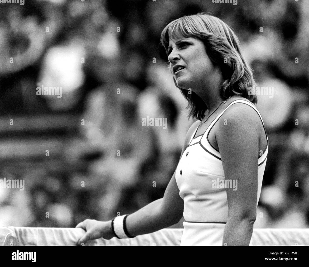Tennis - Wimbledon Championships - Ladies' Singles - Semi Final - Chris Evert v Billie Jean King. Chris Evert questions the umpire's decision Stock Photo