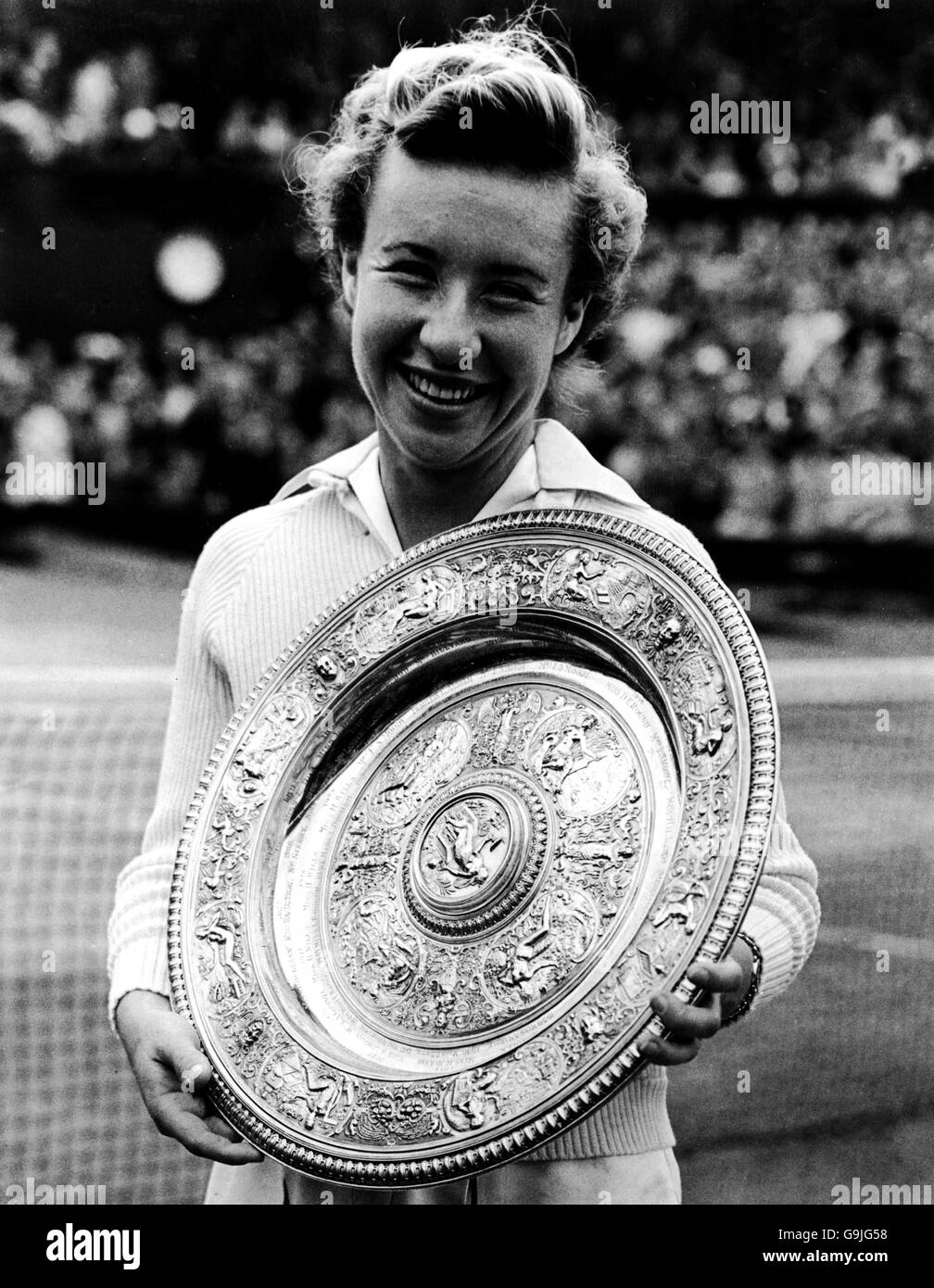 Maureen Connolly celebrates with the Ladies' Singles plate after her victory over Louise Brough Stock Photo