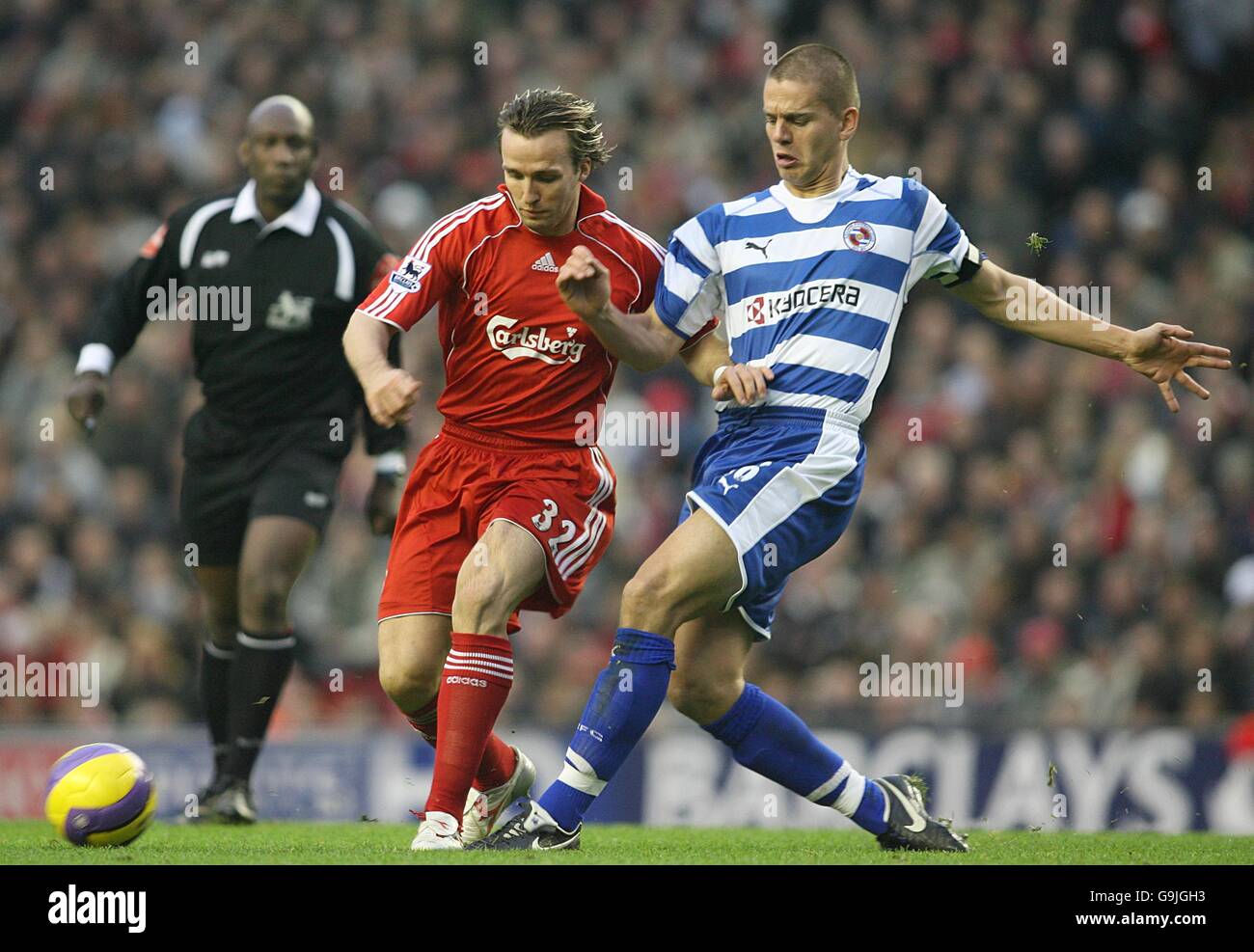 Soccer - FA Barclays Premiership - Liverpool v Reading - Anfield. Reading's Brynjar Gunnarsson is fouled by Liverpool's Boudewijn Zenden as they battle for the ball Stock Photo