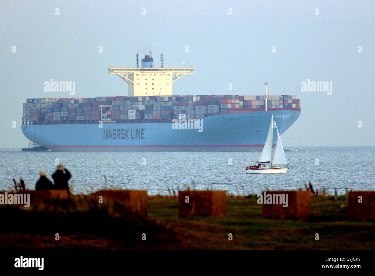 The MS Emma Maersk, one of the biggest ships on the seas, makes its way into Felixstowe Docks to begin unloading mountains of Christmas goodies from China. PRESS ASOCIATION Photo. Picture date: Saturday November 4, 2006. The container vessel, which is a quarter of a mile long, 200 feet high and as wide as a motorway, brought 45,000 tons of goods to UK shops. See PA story INDUSTRY Ship. Photo credit should read: Chris Radburn/PA. Stock Photo