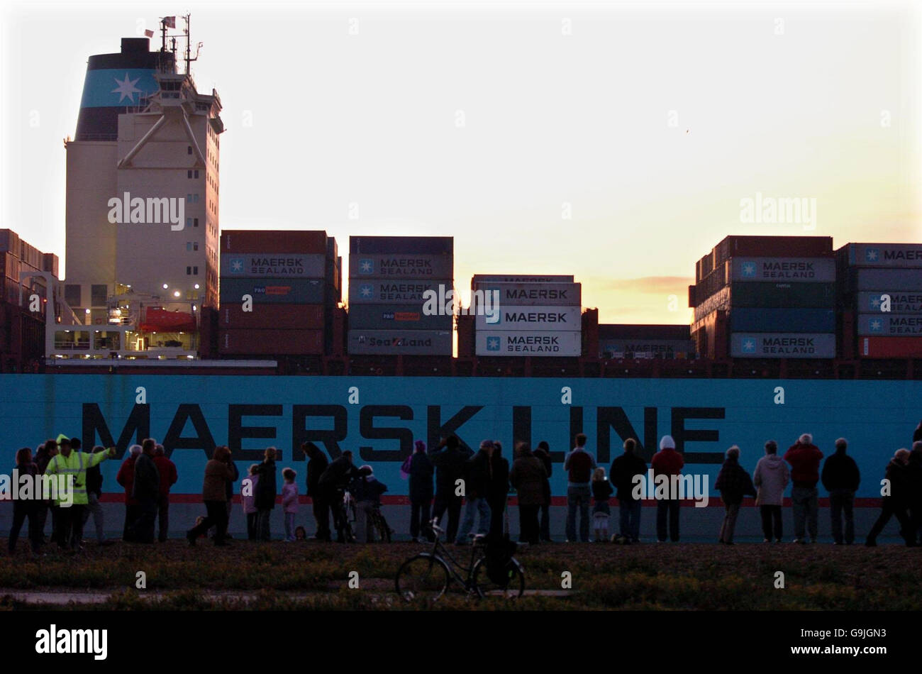 The MS Emma Maersk, one of the biggest ships on the seas, makes its way into Felixstowe Docks to begin unloading mountains of Christmas goodies from China. PRESS ASOCIATION Photo. Picture date: Saturday November 4, 2006. The container vessel, which is a quarter of a mile long, 200 feet high and as wide as a motorway, brought 45,000 tons of goods to UK shops. See PA story INDUSTRY Ship. Photo credit should read: Chris Radburn/PA. Stock Photo