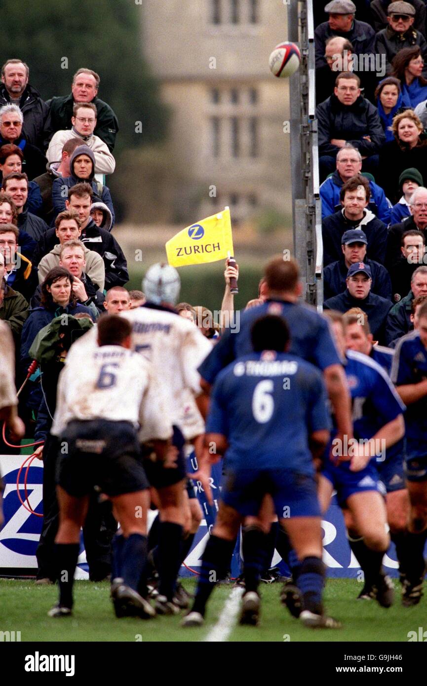 Rugby Union - Zurich Premiership - Bath v Bristol. The touchjudge raises his flag at a lineout Stock Photo