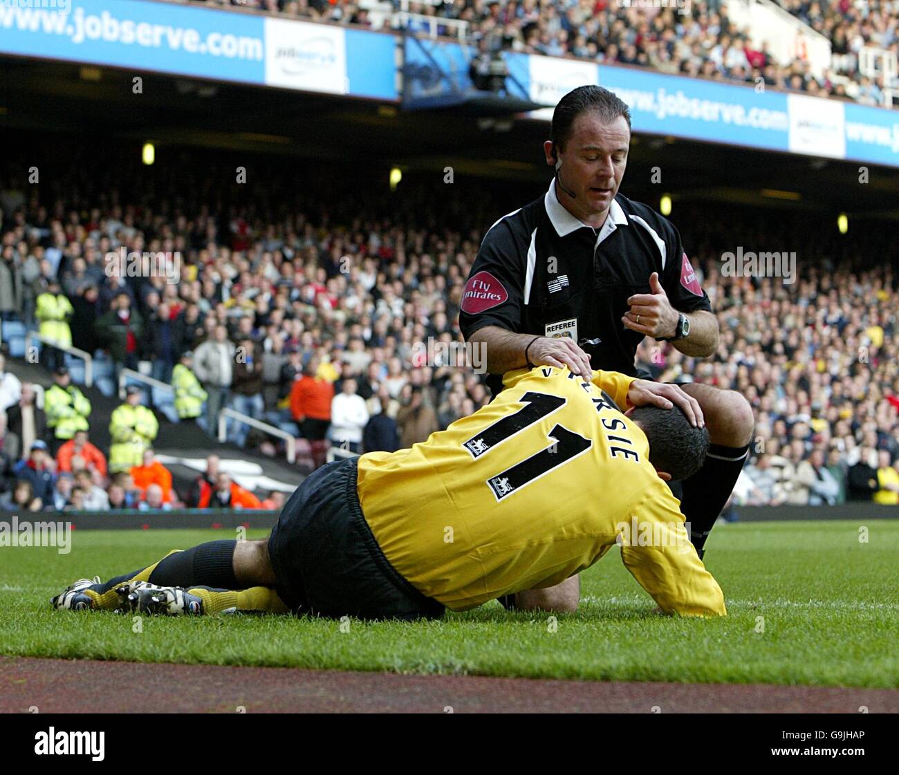 Soccer - FA Barclays Premiership - West Ham United v Arsenal - Upton Park. Arsenal's Robin Van Persie lies injured after being hit in the head by an object thrown from the crowd Stock Photo