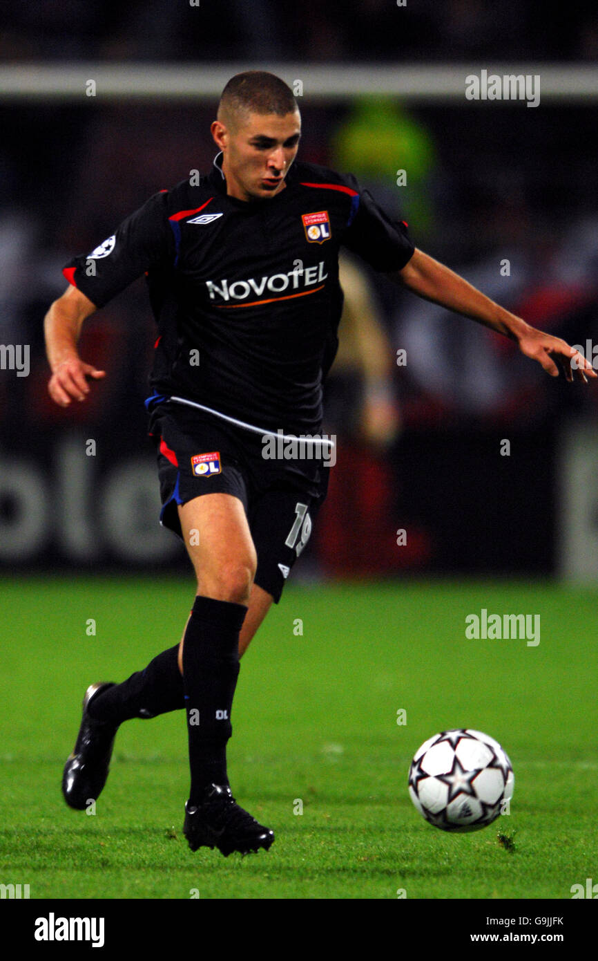 Olympique Lyonnais' Karim Benzema fires a shot past Steaua Bucuresti's  Sorin Ghionea Stock Photo - Alamy