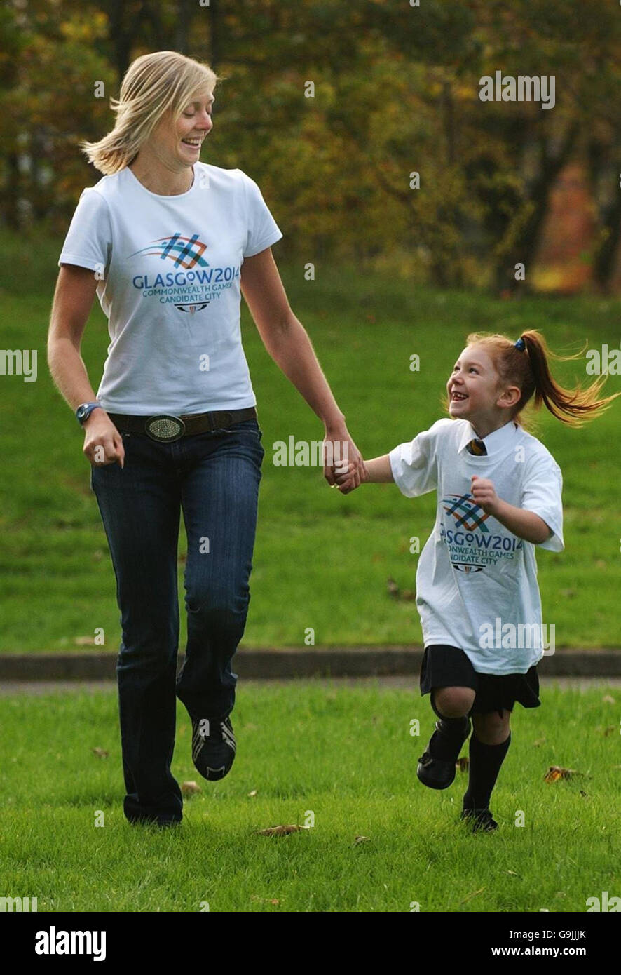 Melbourne 2006 bronze medal-winning athlete Lee McConnell joins primary school pupil Abbie Fenton at Whitehill Secondary School to promote Glasgow's bid for the 2014 Commonwealth Games. Stock Photo