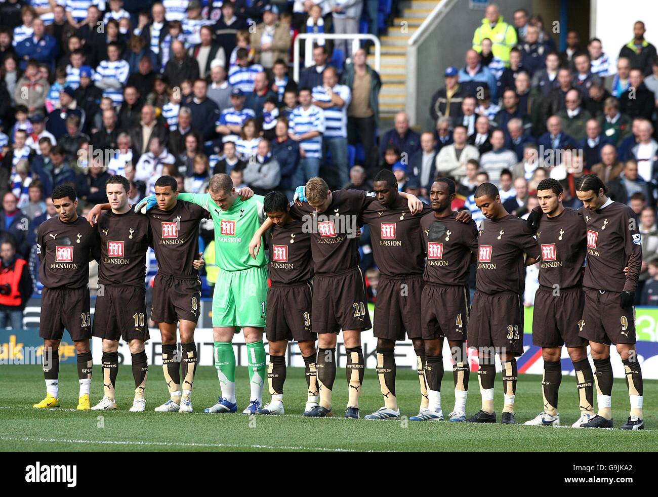 Soccer - FA Barclays Premiership - Reading v Tottenham Hotspur - Madejski Stadium. Tottenham Hotspur players stand in silence for Rememberance Sunday Stock Photo