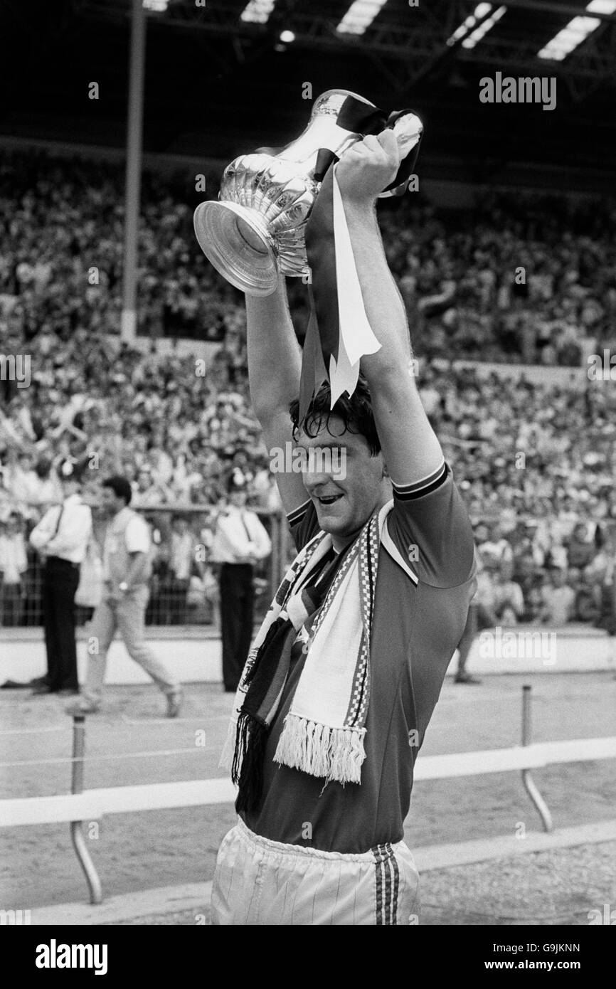 Soccer - FA Cup - Final - Everton v Manchester United. Manchester United's Norman Whiteside holds aloft the trophy after scoring the winning goal Stock Photo