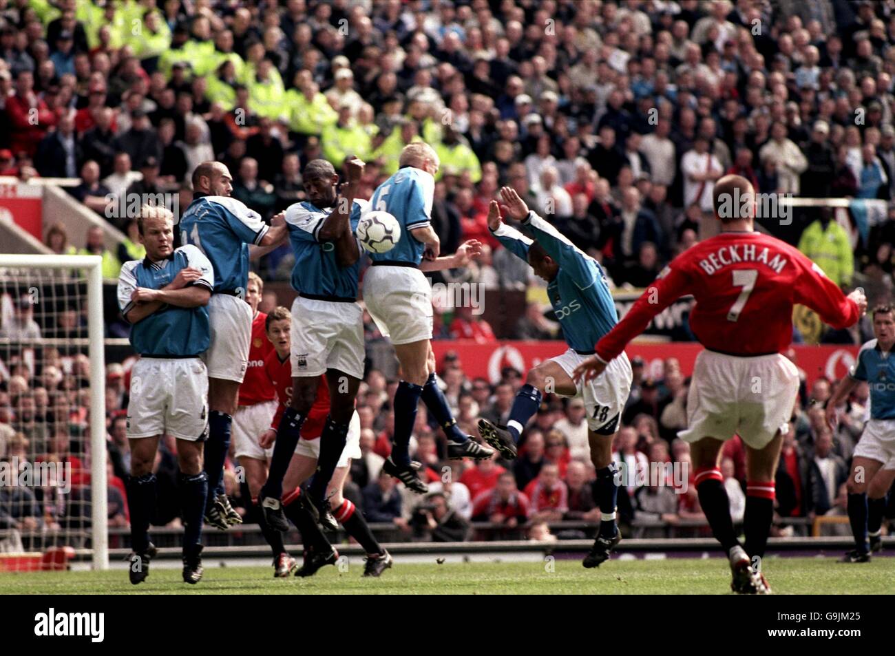 (L-R) Gerard Wiekens, Laurent Charvet, Paolo Wanchope, Alf Inge Haaland and Jeff Whitley in the Manchester City wall jump as Manchester United's David Beckham curls his free kick towards goal Stock Photo