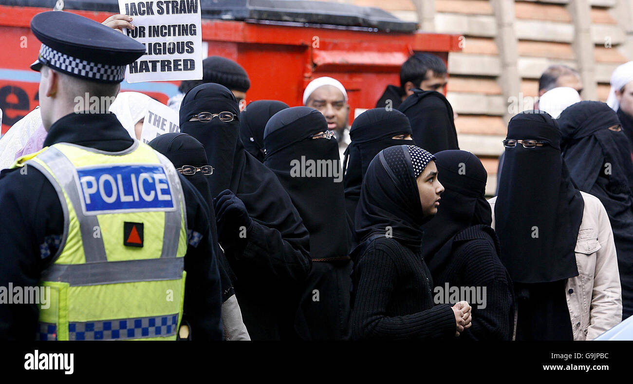 Veiled muslim women in Jack Straw's constituency Stock Photo Alamy