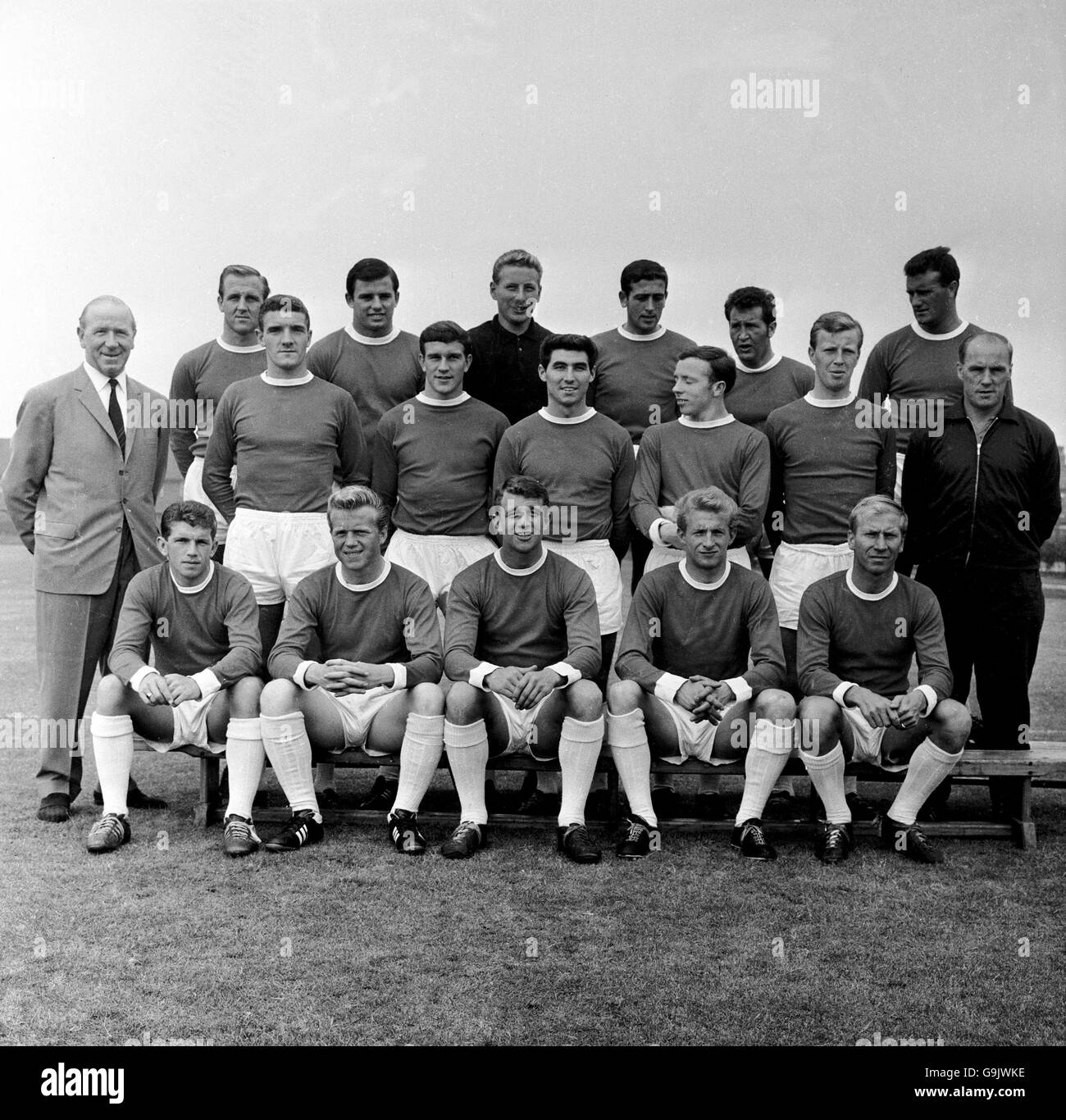 Manchester United team group: (back row, l-r) Maurice Setters, Jimmy Nicholson, David Gaskell, Shay Brennan, Mark Pearson, Noel Cantwell (middle row, l-r) manager Matt Busby, Bill Foulkes, Sammy McMillan, Tony Dunne, Nobby Stiles, Nobby Lawton, trainer Jack Crompton (front row, l-r) Johnny Giles, Albert Quixall, David Herd, Denis Law, Bobby Charlton Stock Photo