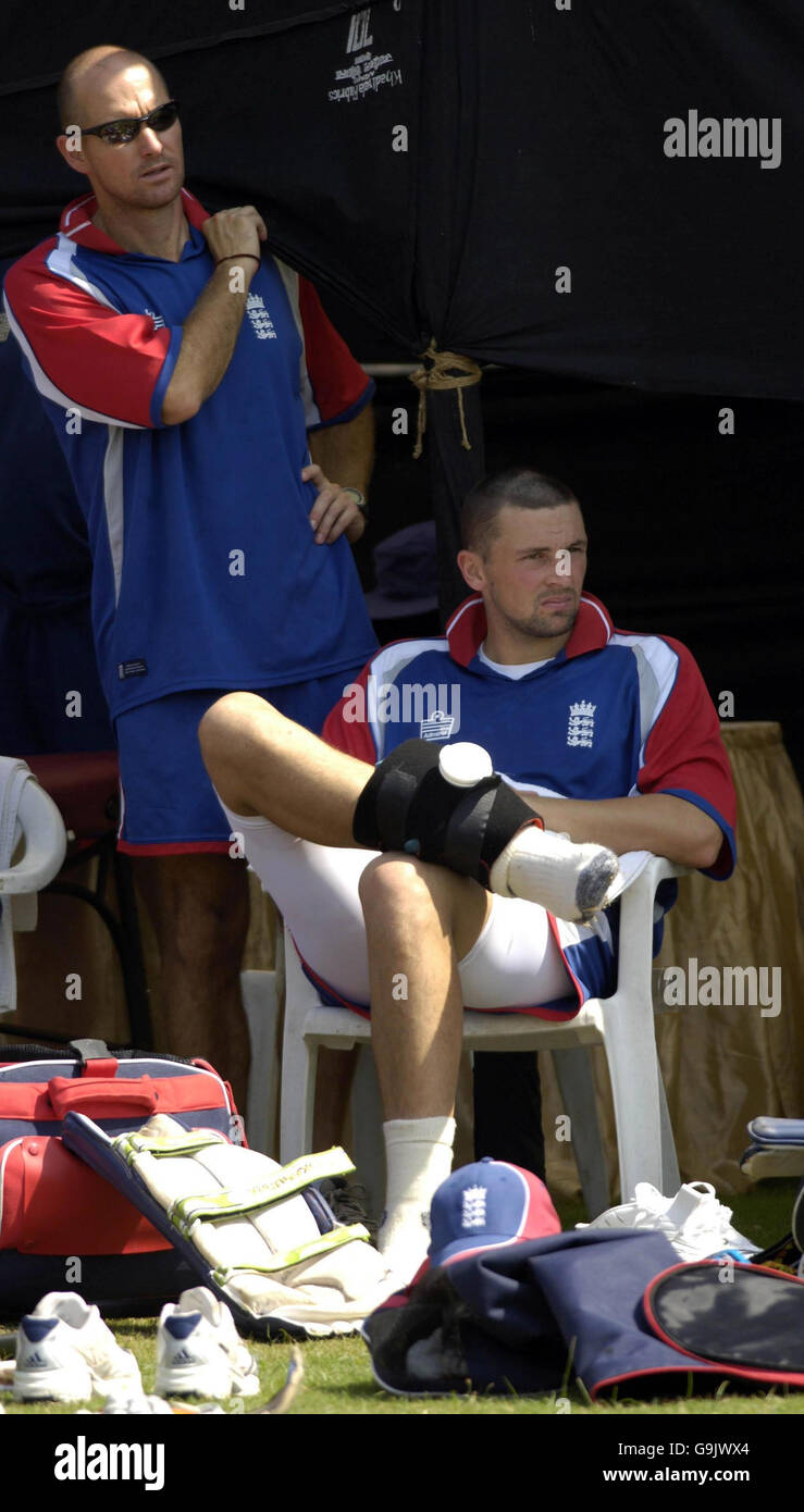 England's Steve Harmison and physiotherapist Kirk Russell (left) during