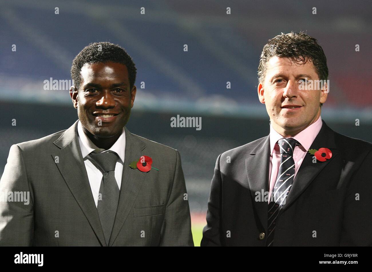 Soccer - UEFA Champions League - Group A - Barcelona v Chelsea - Nou Camp. ITV's Robbie Earle (l) and Andy Townsend (r) Stock Photo