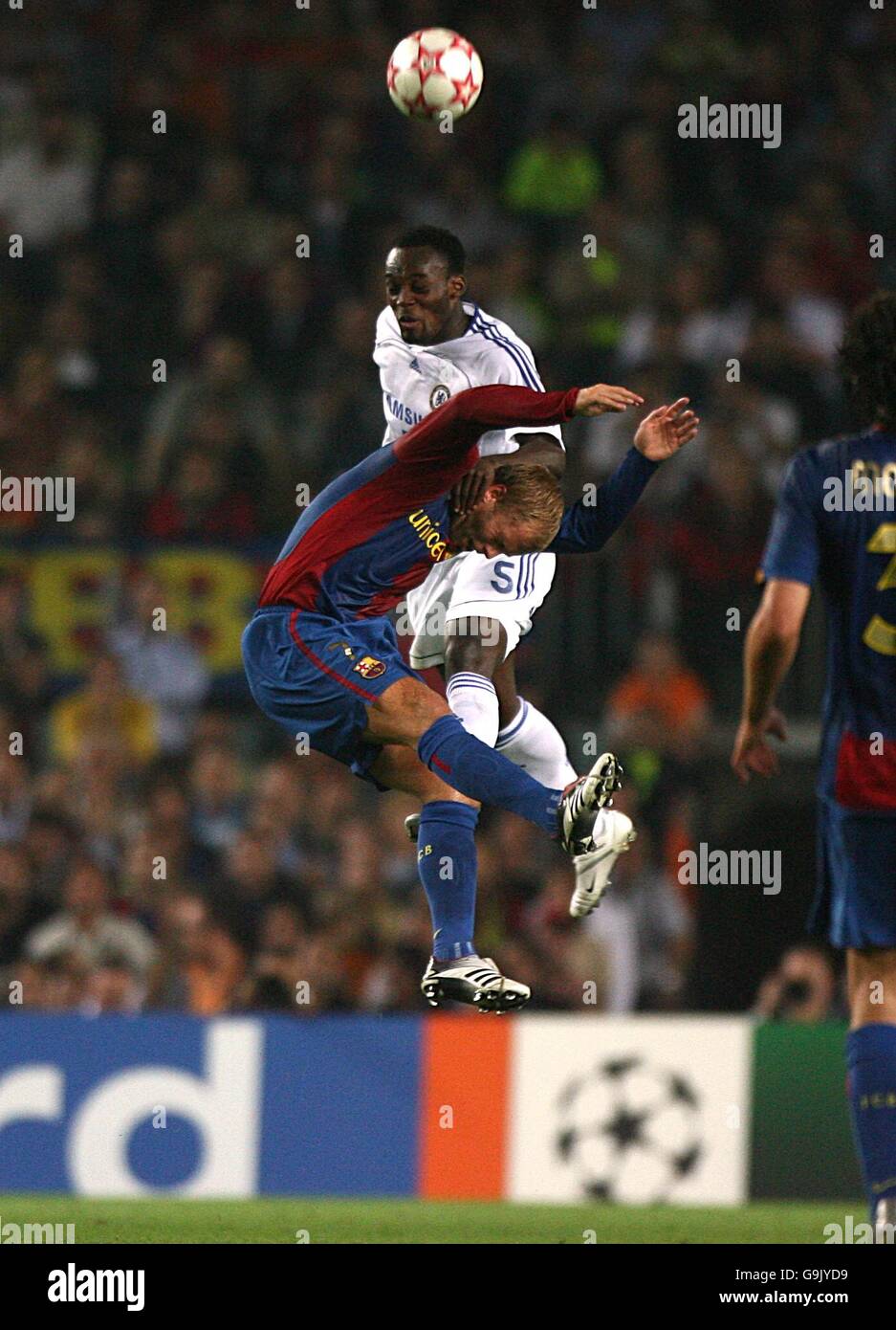 Soccer - UEFA Champions League - Group A - Barcelona v Chelsea - Nou Camp. Chelsea's Michael Essien clashes with Barcelona and Eidur Gudjohnsen Stock Photo