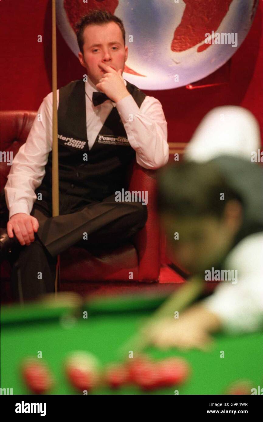 John Higgins can only sit and watch as Ronnie OSullivan takes an early lead in the Embassy World Championship final Stock Photo