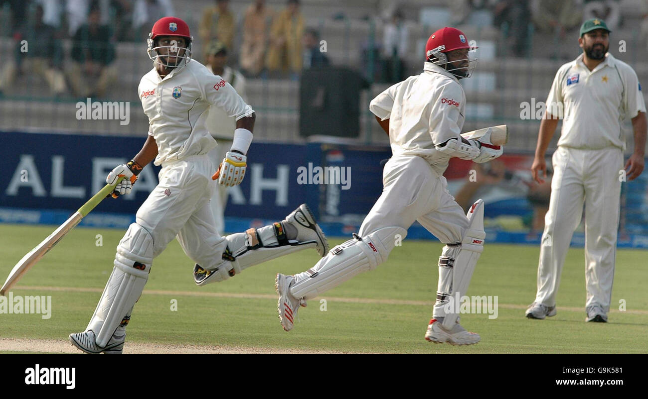 Action running between wickets hires stock photography and images Alamy