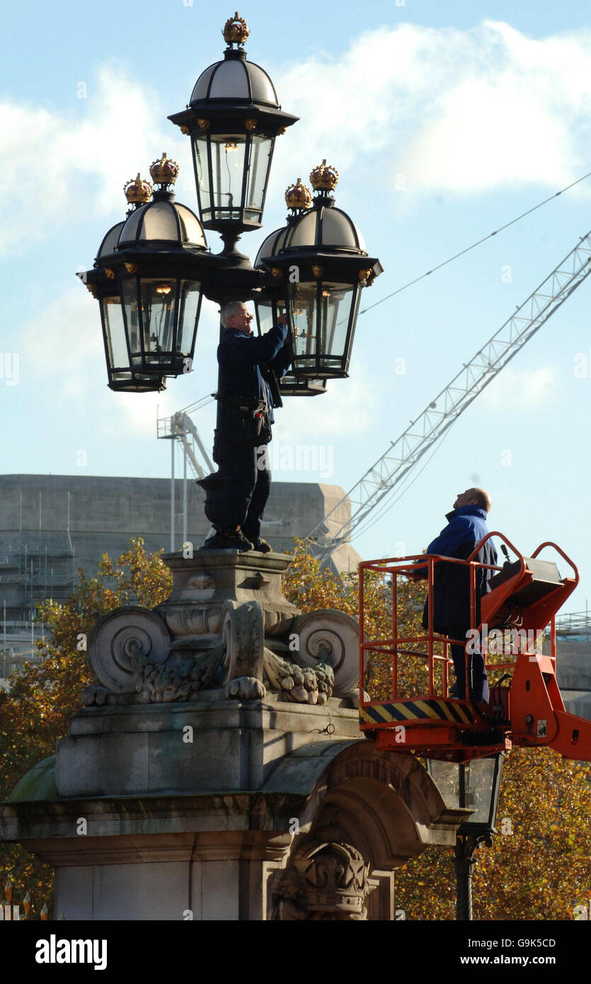 The forecourt lighting lightbulbs are replaced at Buckingham Palace, London November 21 2006. Stock Photo