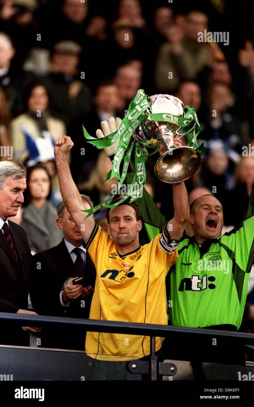 Scottish Soccer - CIS Insurance Cup - Final - Celtic v Kilmarnock. Celtic's Paul Lambert lifts the cup and celebrates with goalkeeper Jonathan Gould (r) Stock Photo