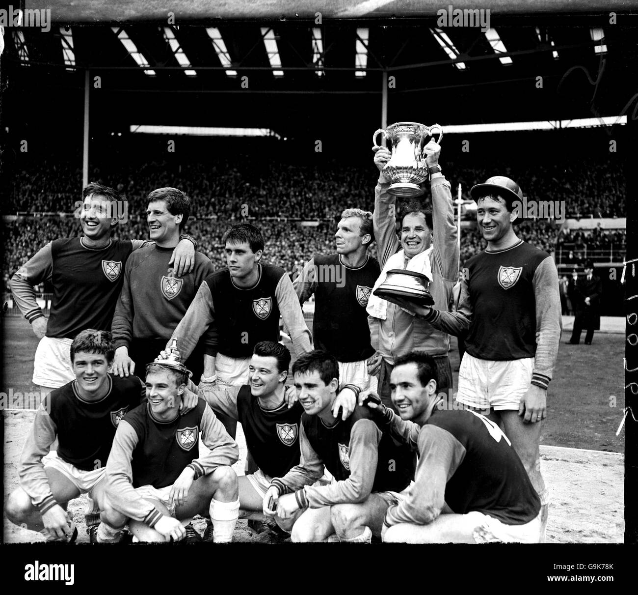 West Ham United celebrate with the FA Cup after their 3-2 victory: (back row, l-r) John Bond, Jim Standen, Geoff Hurst, Bobby Moore, ?, Ken Brown (front row, l-r) Jack Burkett, John Sissons, Johnny Byrne, Ronnie Boyce, Eddie Bovington Stock Photo