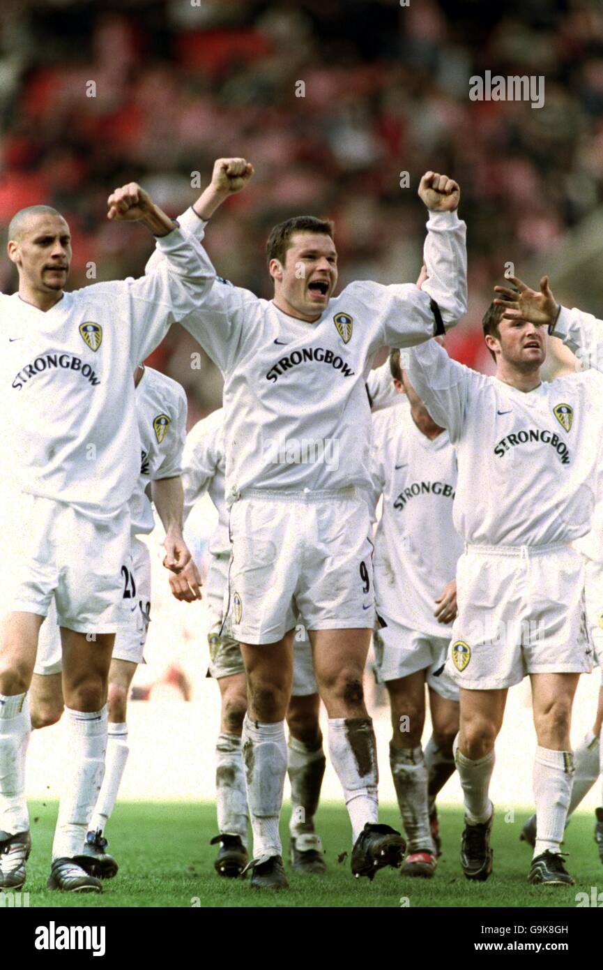 PA PHOTOS/AAP - UK USE ONLY : Australian soccer star Mark Viduka puts in a  solo effort for his English Club Leeds United in a friendly International  against Chilean Club team Colo