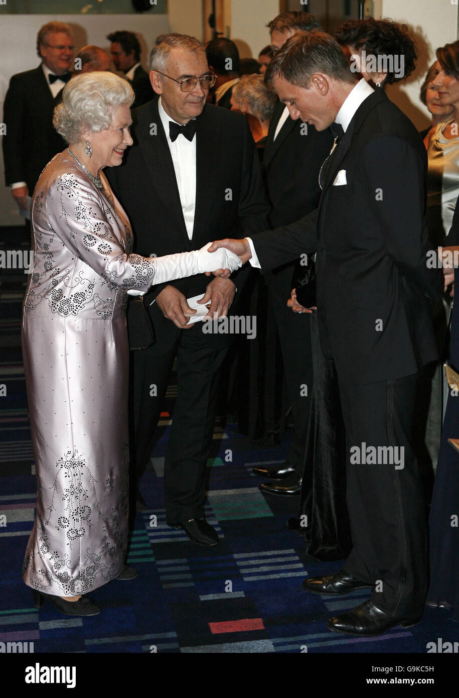 The Queen meets James Bond star Daniel Craig Stock Photo 109220765 Alamy