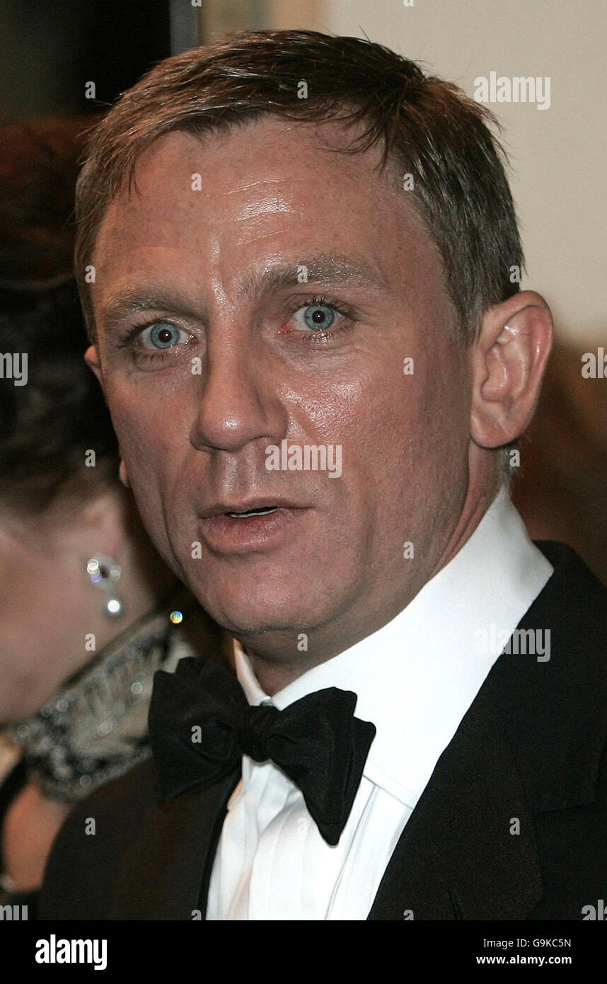 The Queen meets James Bond star Daniel Craig Stock Photo - Alamy
