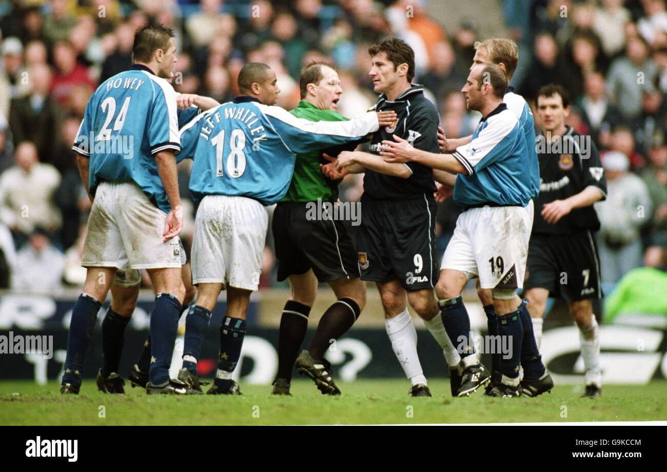 Tempers fray between Manchester City's Steve Howey and West Ham's Davor  Suker Stock Photo - Alamy