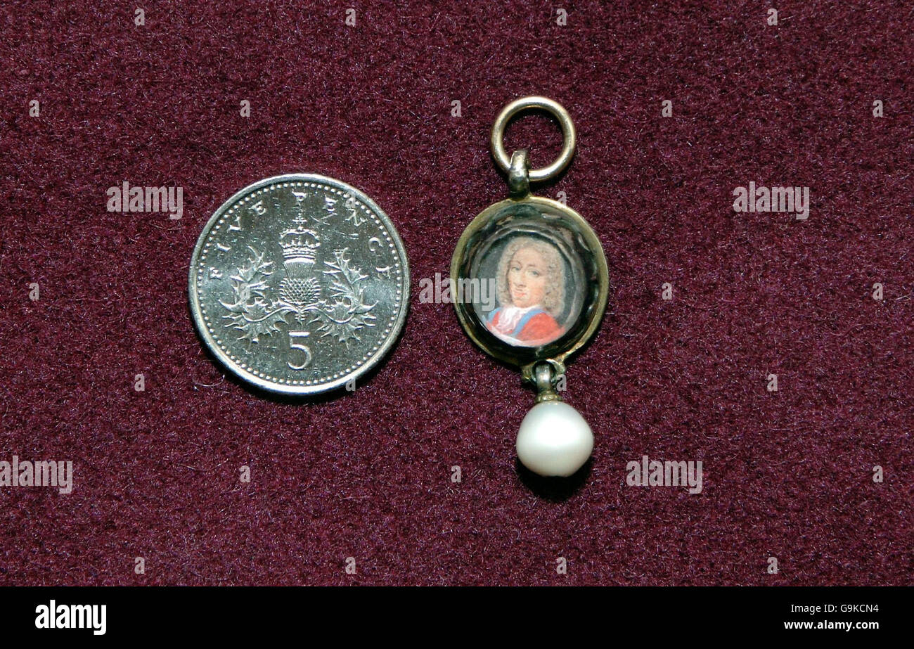 World Portrait Small Preview of smallest minature portrait in the world Stock Photo - Alamy