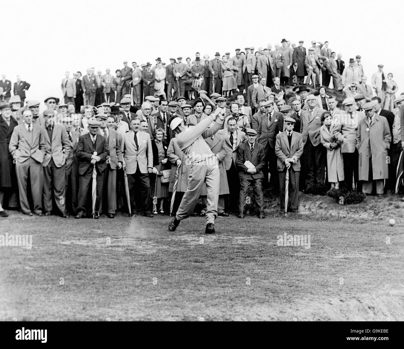 Golf - Dunlop Tournament - Sunningdale. Gary Player tees off at the fourth Stock Photo