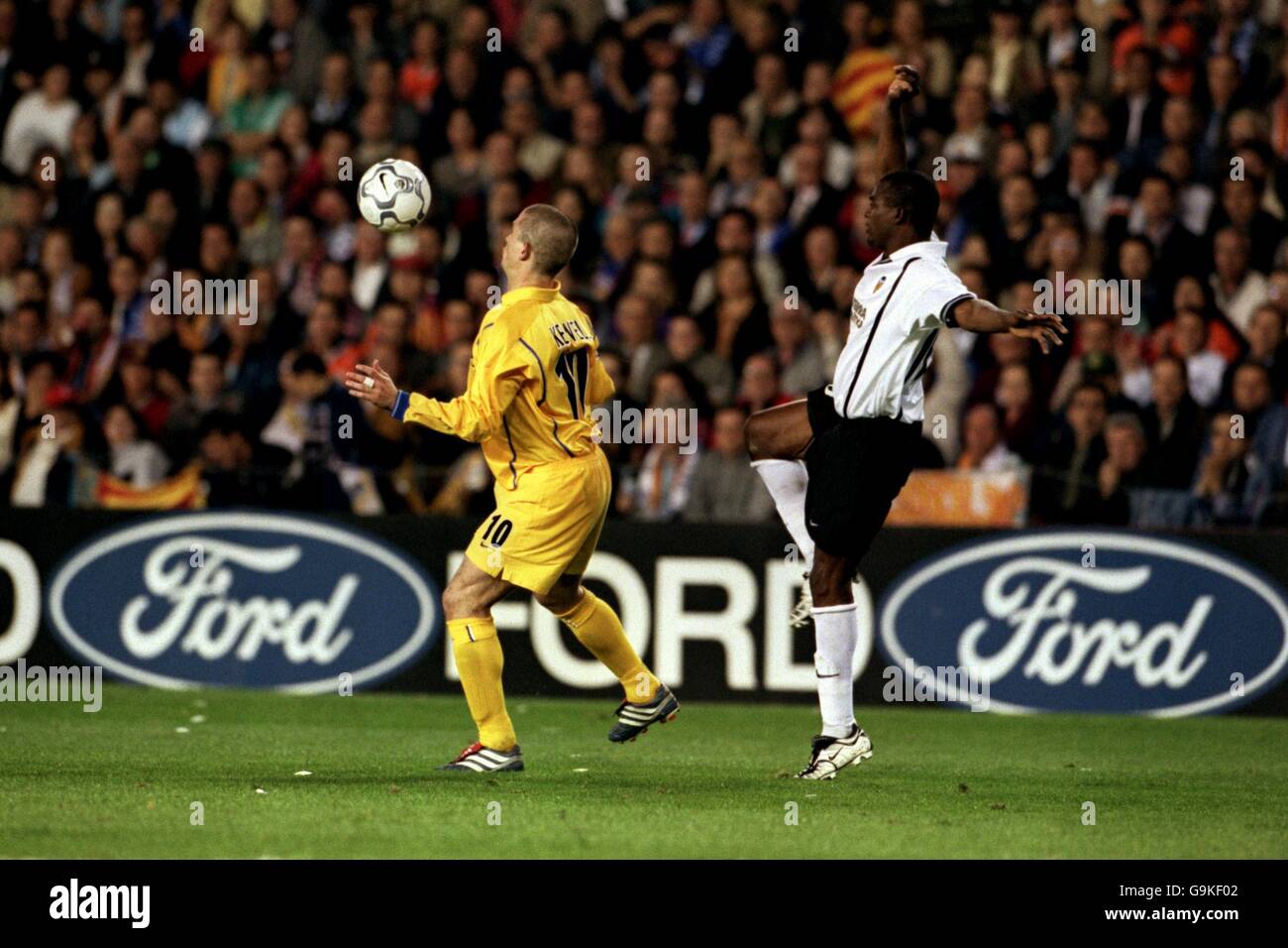 Soccer - UEFA Champions League - Semi Final Second Leg - Valencia v Leeds United. Leeds United's Harry Kewell (l) controls the ball on his chest watched closely by Valencia's Jocelyn Angloma (r) Stock Photo