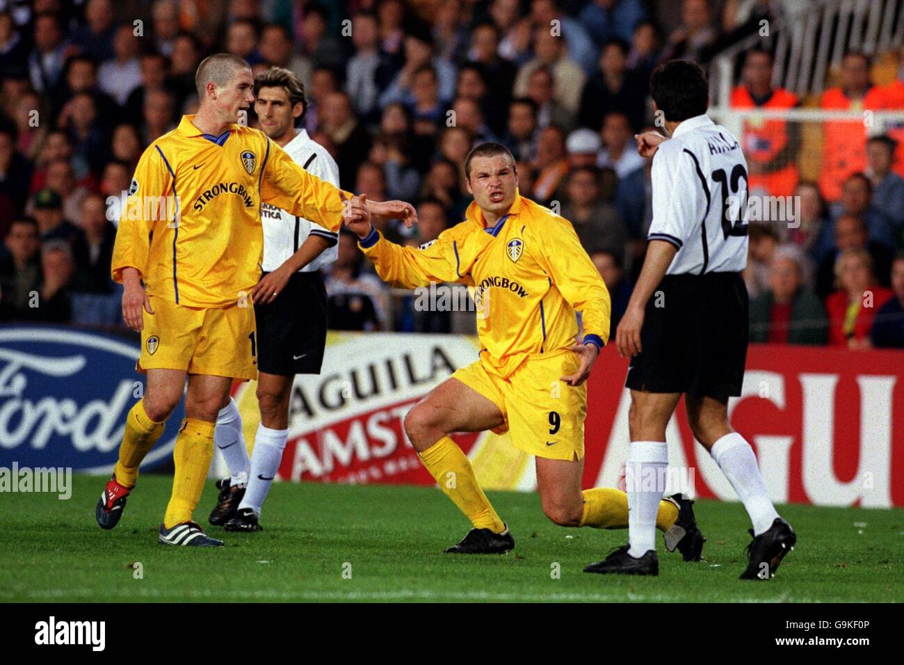 Soccer - UEFA Champions League - Semi Final Second Leg - Valencia v Leeds  United. Leeds United's Mark Viduka (c) looks angrily towards Valencia's  Roberto Ayala (r) as Harry Kewell (l) tries
