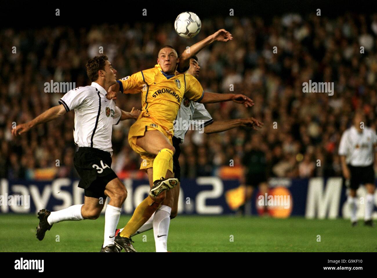 Soccer - UEFA Champions League - Semi Final Second Leg - Valencia v Leeds United. Leeds United's Alan Smith (c) goes for a header sandwiched between Valencia's Fabio Aurelio (l) and Mauricio Pellegrino (r) Stock Photo