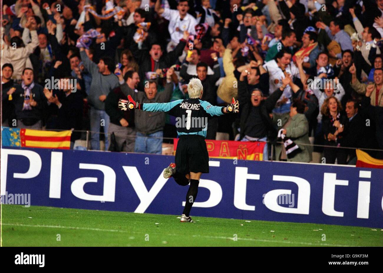 Soccer - UEFA Champions League - Semi Final Second Leg - Valencia v Leeds United. Valencia goalkeeper Santiago Canizares celebrates his sides second goal Stock Photo