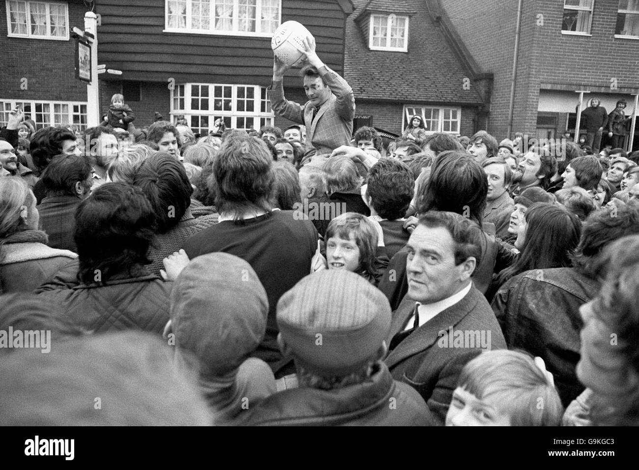 Nottingham Forest manager Brian Clough starts the game by throwing the ball into the throng Stock Photo