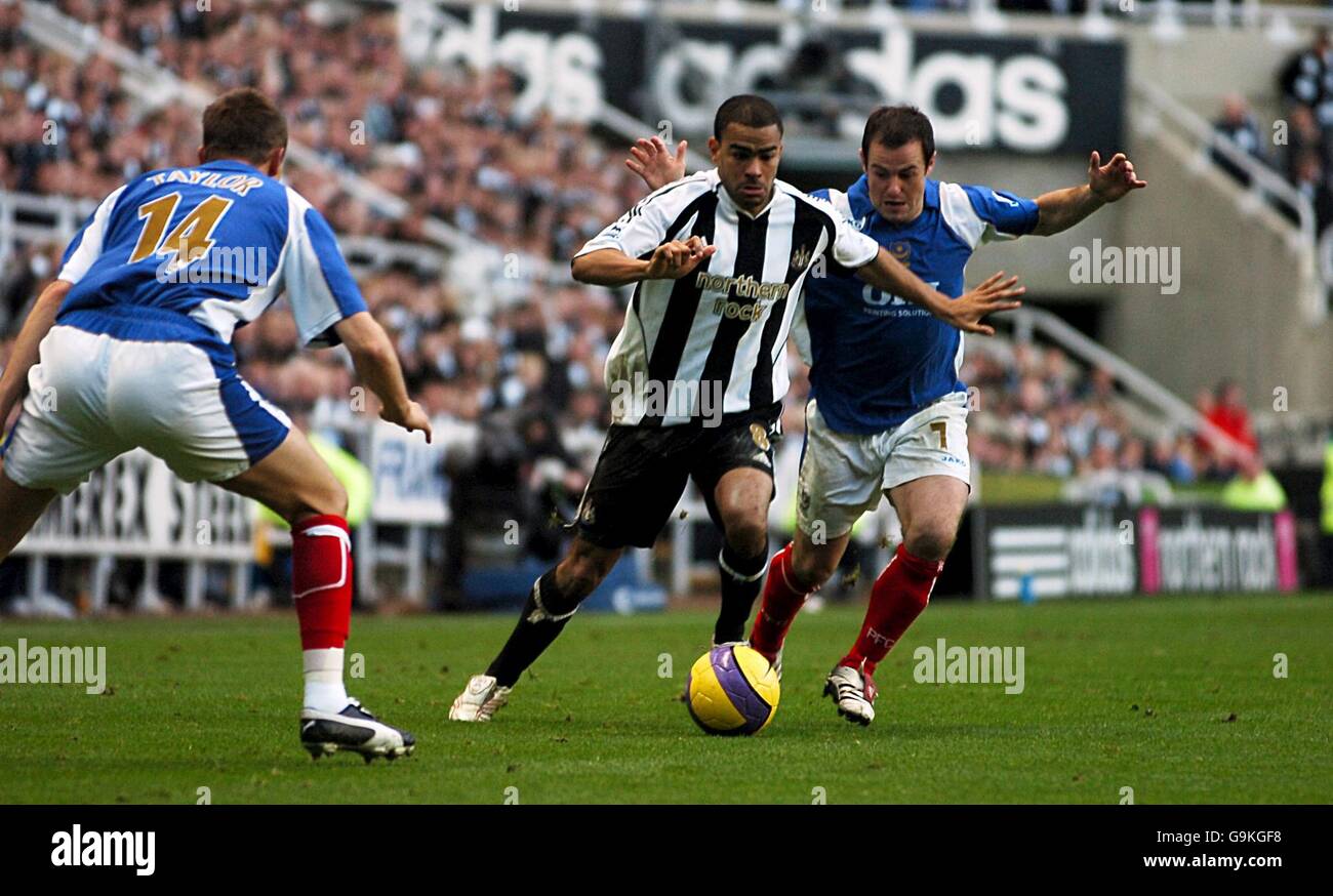 Soccer - FA Barclays Premiership - Newcastle United v Portsmouth - St James Park. Newcastle's Kieron Dyer (c) takes on Portsmouth's David Thompson (r) and Matthew Taylor (l) Stock Photo