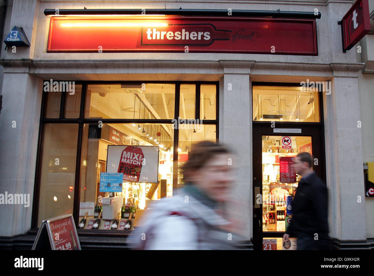 CUSTOMERS TOAST OFF-LICENCE'S 40% OFF VOUCHER ERROR. A Threshers off licence in the City of London. Stock Photo