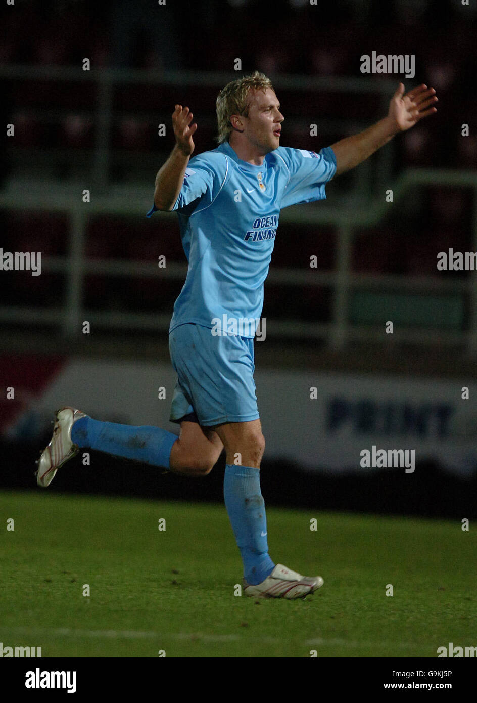 Soccer - FA Cup - Second Round - Rushden & Diamonds v Tamworth - Nene Park. Tamworth's Steve Burton celebrates at the end of the match Stock Photo