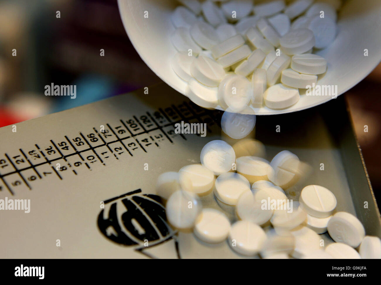 Tablets are measured out in a high street pharmacy Stock Photo Alamy