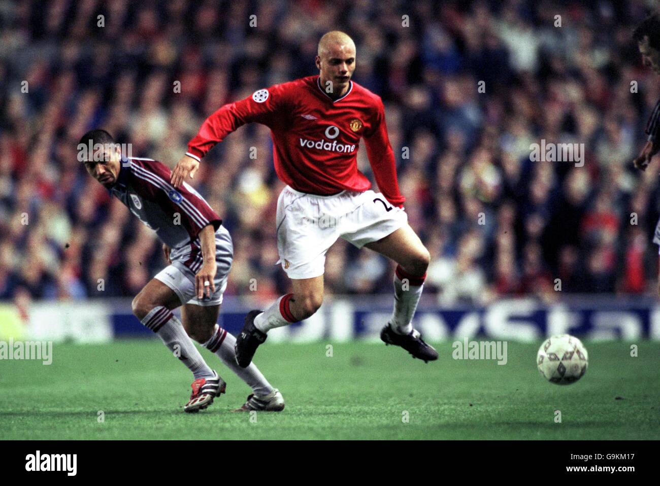 Soccer - UEFA Champions League - Quarter Final First Leg - Manchester United v Bayern Munich. Manchester United's Wes Brown (r) gets away from Giovane Elber of Bayern Munich (l) Stock Photo