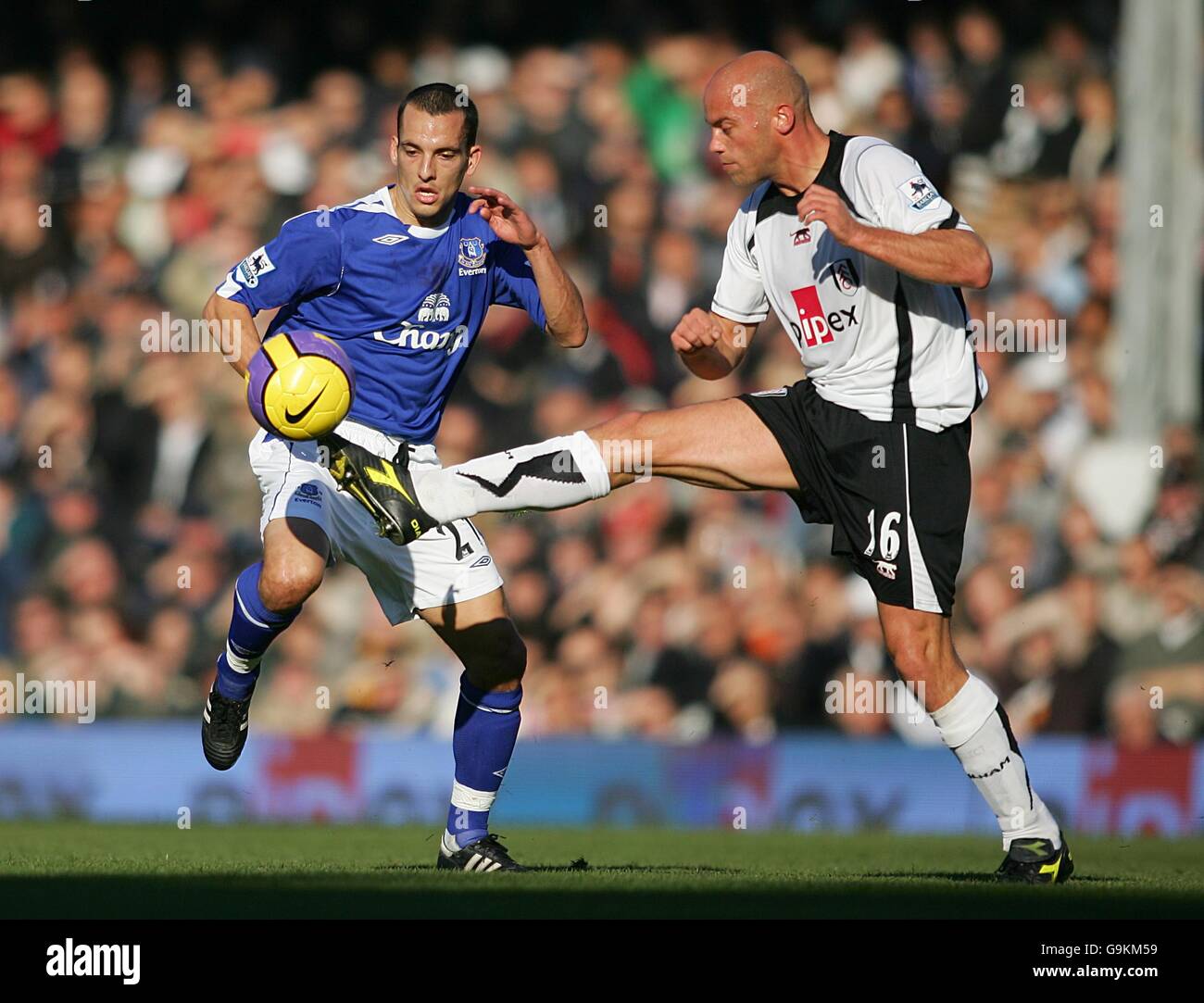 Soccer - FA Barclays Premiership - Fulham v Everton - Craven Cottage. Everton's Leon Osman and Fulham's Claus Jensen battle for the ball Stock Photo