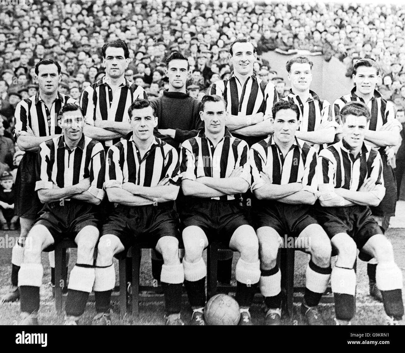 Newcastle United team group. back row, l-r Bobby Cowell, Joe Harvey, Ronnie Simpson, Frank Brennan, Alf McMichael, Ted Robledo. Front Row, l-r Tommy Walker, William Foulkes, Jackie Milburn, George Robledo, Bobby Mitchell. Stock Photo