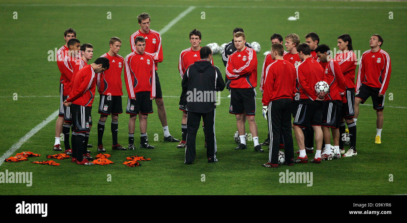 Liverpool's manager Rafael Benitez (c) talks to his players during training Stock Photo